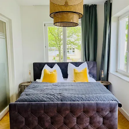 Luxusapartment Im Dichterviertel *garten*parkplatz*wifi* Apartamento